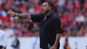 Antonio Mohamed dando instrucciones en el juego Atlas vs Toluca de la penúltima fecha del torneo regular en el Apertura 2025 de la Liga MX.