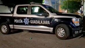 Vista lateral de una patrulla de la Policía Municipal de Guadalajara de noche estacionada en la colonia Lomas de Polanco