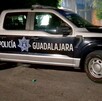 Vista lateral de una patrulla de la Policía Municipal de Guadalajara de noche estacionada en la colonia Lomas de Polanco
