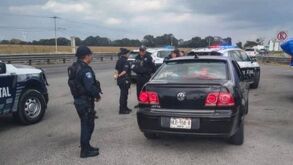 Auto de banda de estafadores mezclilleros detenido en la autopista Puebla-Orizaba.
