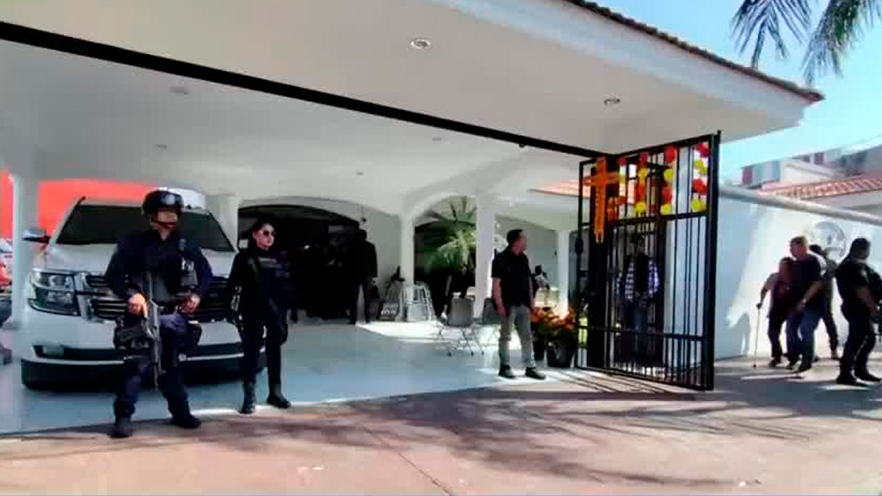 La madre y los hijos de Carlos Manzo, alcalde de Uruapan asesinado, encabezaron el cortejo fúnebre que recorrió calles del municipio.