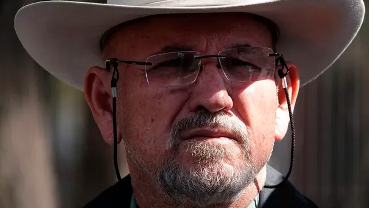 Alejandro Torres Mora, sobrino de Hipólito Mora, fue asesinado junto con su esposa durante un ataque armado en La Ruana, Michoacán.