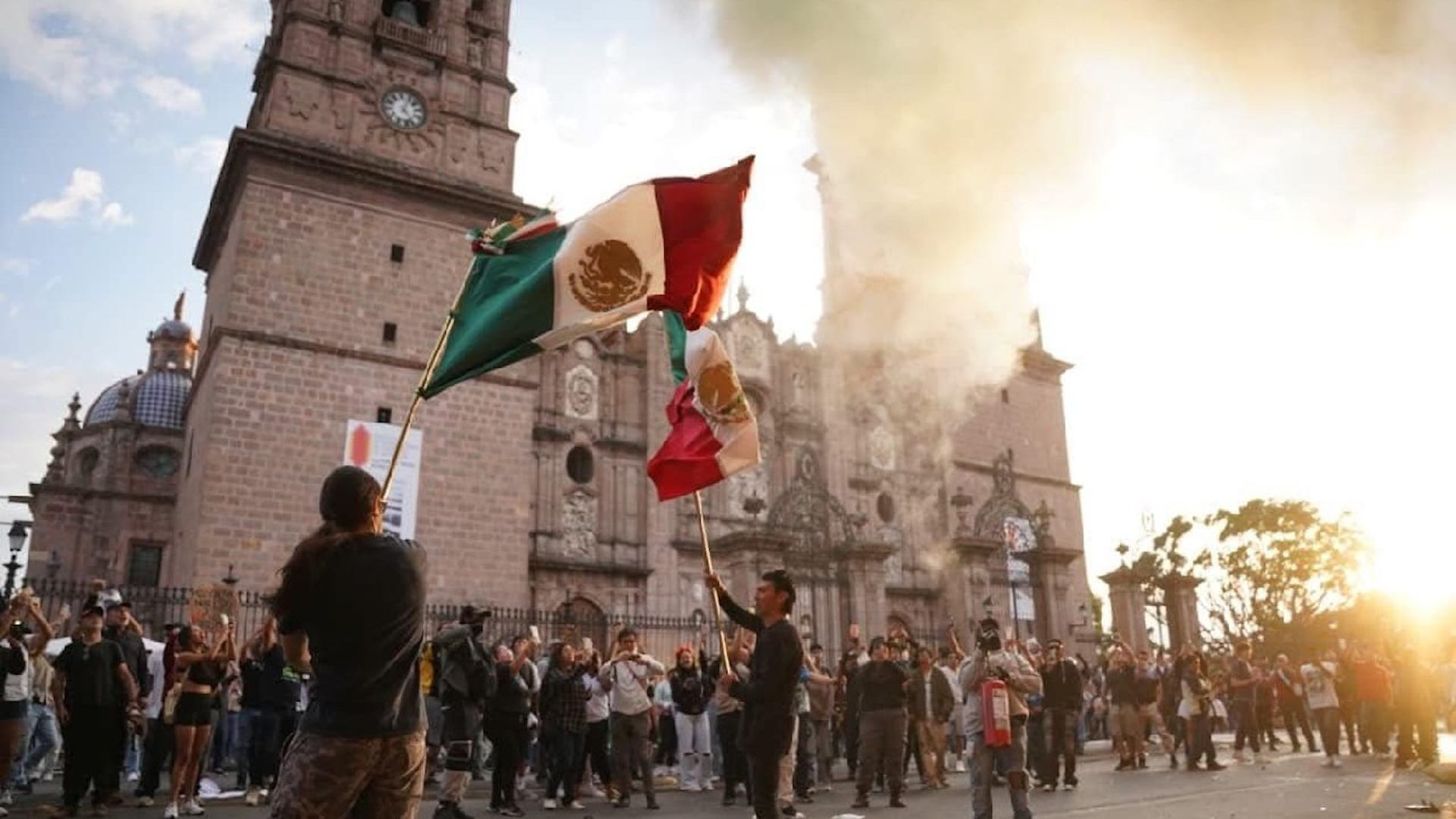 Un grupo de infiltrados irrumpió violentamente en el Palacio de Gobierno de Morelia tras una marcha pacífica por el asesinato de Carlos Manzo.
