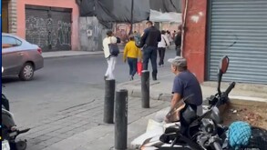 Menor ingresa a un Aurrera para robar y asesina a balazos a guardia de seguridad en la colonia Centro de CdMx.