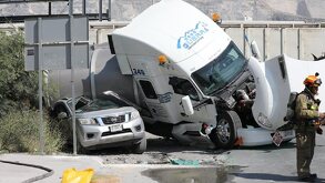 Unidad de carga embestida por tren
