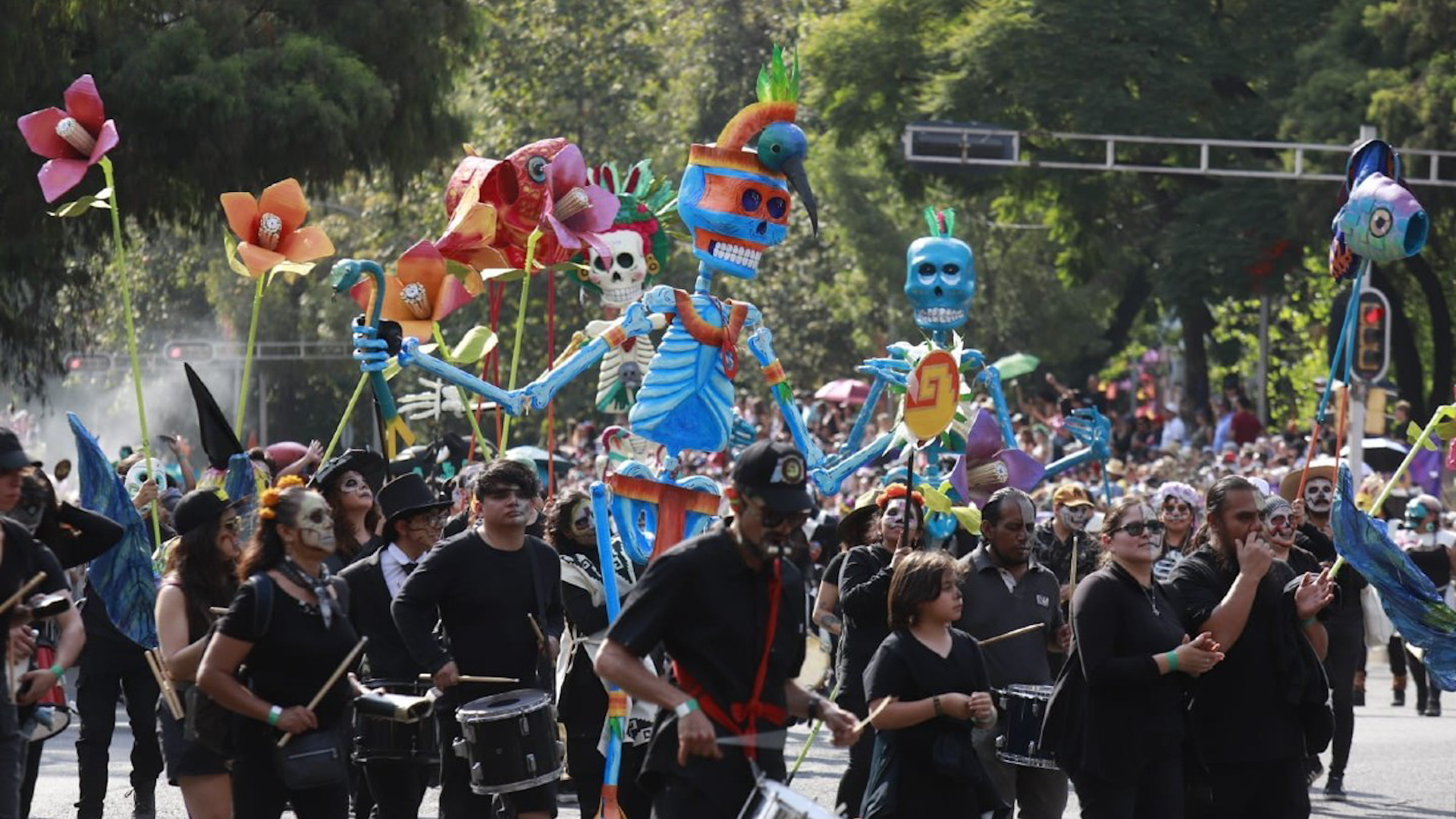 Así mismo, los panteones se llenaron de visitantes que acudieron para honrar a sus familiares.