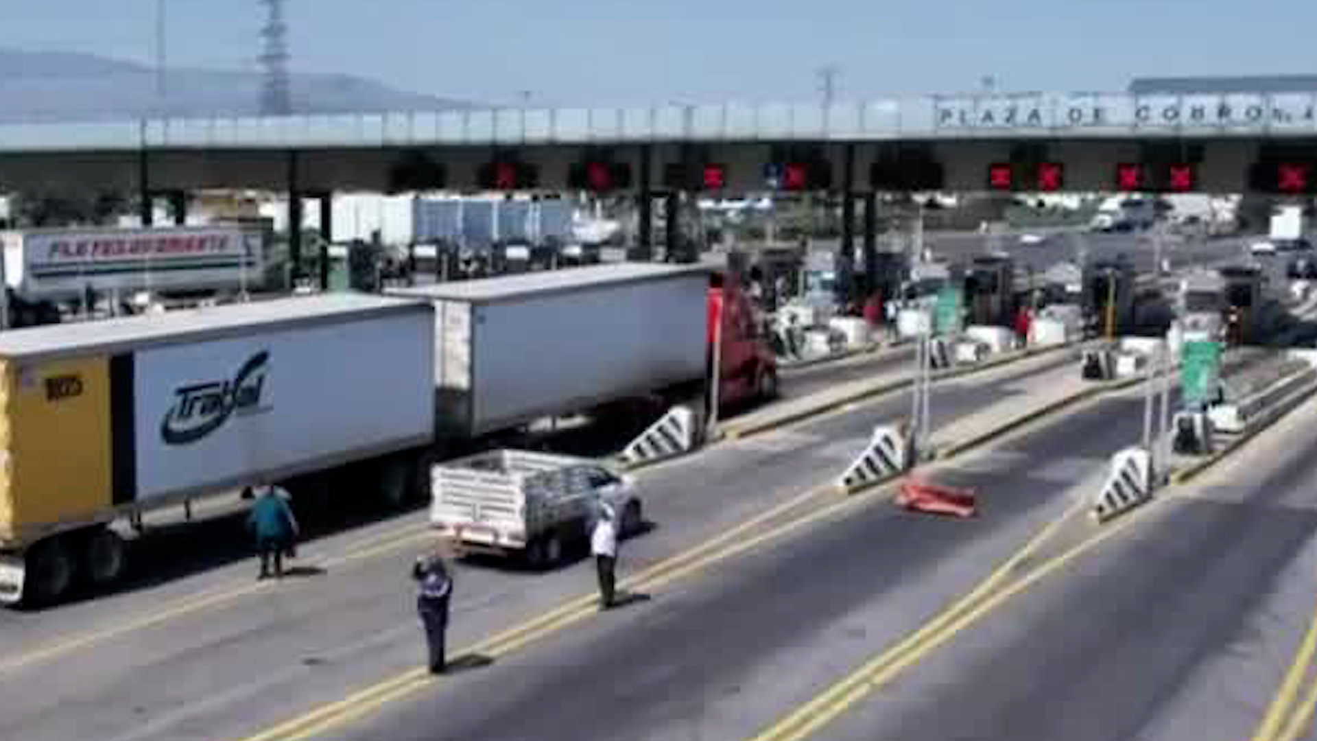 En la caseta de Tepotzotlán, transportistas se manifiestan por el secuestro de uno de sus compañeros, Fernando Galindo, en Jilotepec, Edomex.