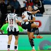 Christina Burkenroad festejando con sus compañeras de Rayadas, el gol del triunfo ante Atlas en la última jornada del Apertura 2025.