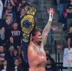 CM Punk levantando el título tras derrotar a Jey Uso en la lucha estelar de Saturday Night's Main Event.