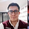 A la izquierda una selfie de Alberto Tejeda vistiendo un chaleco del partido de Morena Jalisco y a la derecha una foto de Carlos Manzo saludando
