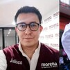 A la izquierda una selfie de Alberto Tejeda vistiendo un chaleco del partido de Morena Jalisco y a la derecha una foto de Carlos Manzo saludando