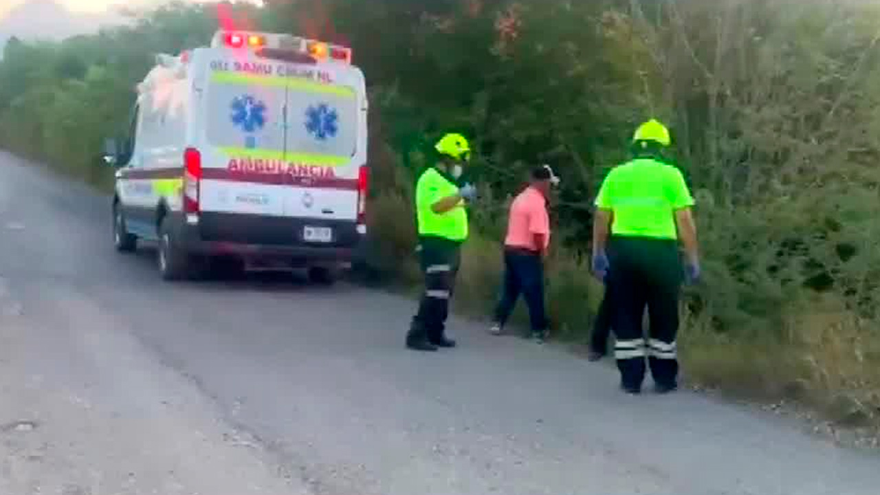Un vehículo terminó volcado tras caer en un barranco en la comunidad de El Pastor, ubicada en el municipio de Montemorelos, Nuevo León.