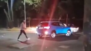 Momento en el que un conductor y sus acompañantes agreden a hombre y lo dejan con muerte cerebral en Puebla.