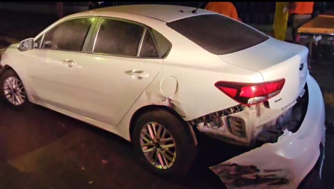 Mujer es atendida en Guadalajara luego de ser golpeada en las piernas tras un choque