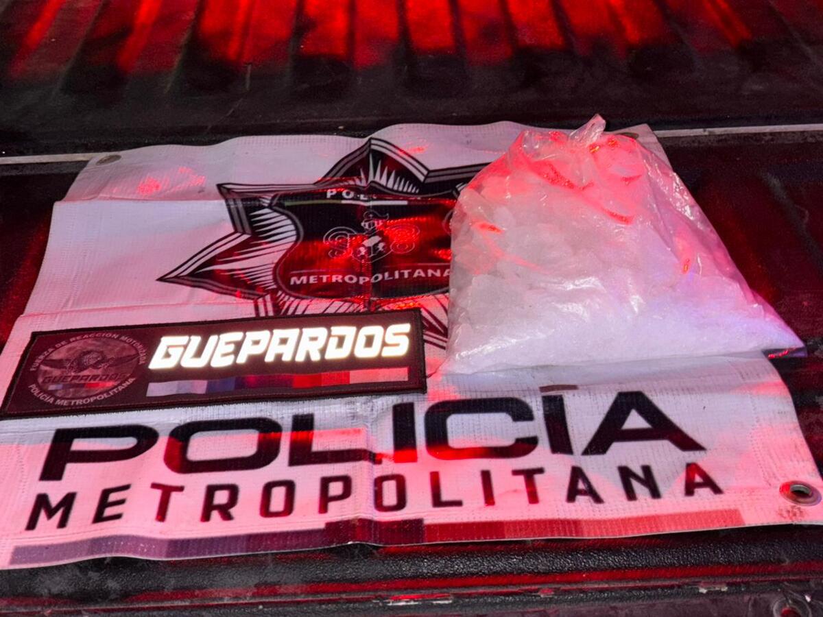 Bolsa con estupefacientessobre lona de la policía metropolitana y parche de ecuadrón guepardos