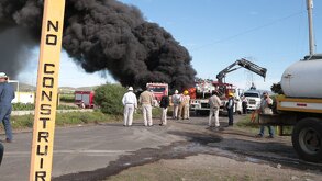 Humo negro sale de una toma clandestina hallada en México.