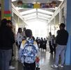 Niños van a clases en escuela de CdMx