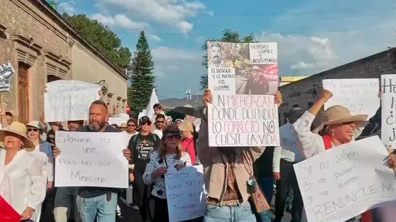 Un grupo de cientos de personas se movilizó en Morelia, Michoacán, para exigir por la paz y justicia luego del asesinato del edil de Uruapan, Carlos Manzo.