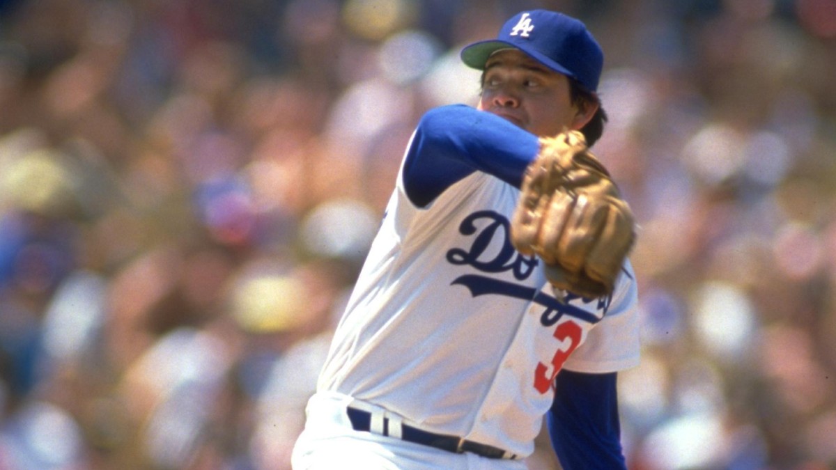 Fernando 'Toro' Valenzuela haciendo uno de sus característicos lanzamientos con Los Ángeles Dodgers en MLB.