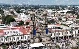 Vista panorámica de Zapopan durante un evento masivo. Se aprecia la Basílica de la Virgen de Zapopan