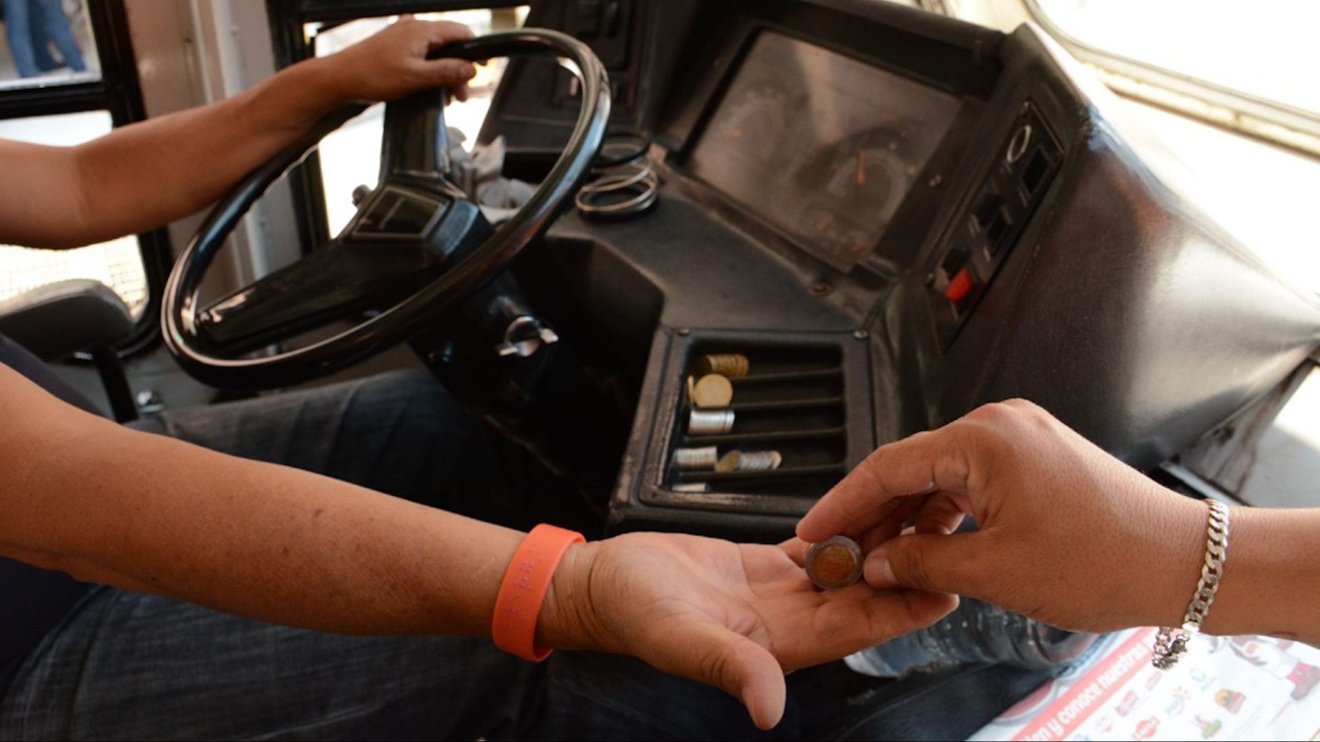 Pasajeros aseguran que, pese a ser una condición desde hace años, los transportistas siguen manejando de manera imprudente y con unidades en mala calidad.