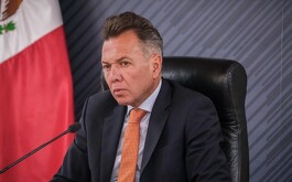 Pablo Lemus de fondo una bandera de México