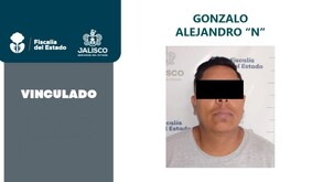 Ficha de vinculación a proceso con la foto del presunto ladrón usando una playera gris tras ser detenido por la Fiscalía de Jalisco