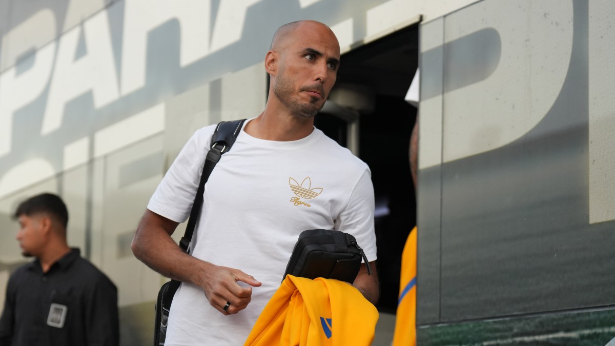 Guido Pizarro, director técnico, saliendo del autobús previo al Clásico Regio de la jornada 16 del torneo Apertura 2025.