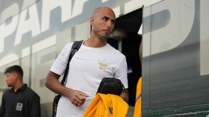 Guido Pizarro, director técnico, saliendo del autobús previo al Clásico Regio de la jornada 16 del torneo Apertura 2025.