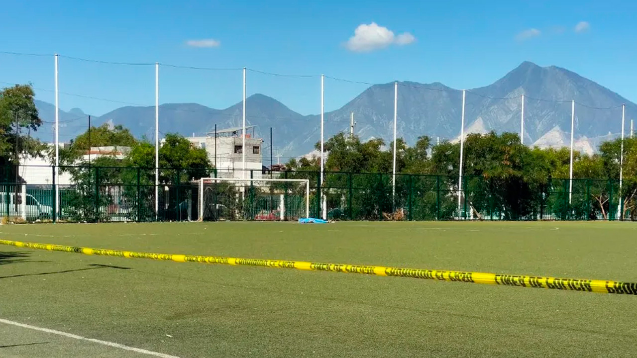Un hombre de entre 60 y 65 años murió mientras jugaba futbol en el deportivo San Gabriel, en la colonia La Alianza, Monterrey.