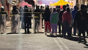 Policías resguardan zona donde mataron a dos hombres afuera del panteón de San Francisco Culhuacán, Coyoacán.