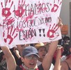 Estudiantes en manifestación por violencia en Michoacán con un cartel