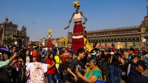 Ofrenda del Zócalo de la Ciudad de México siendo visitada por los capitalinos.