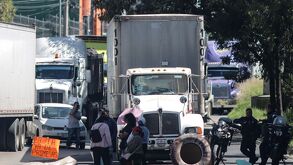 Tráfico detenido en la autopista México-Puebla, debido a manifestaciones.