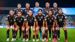 Plantel de jugadoras seleccionadas con México durante un partido del Mundial Sub17 en 2025.