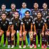 Plantel de jugadoras seleccionadas con México durante un partido del Mundial Sub17 en 2025.