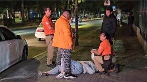 Mujer es atendida en Guadalajara luego de ser golpeada en las piernas tras un choque