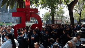Personas esperando que pase el temblor en calles de la Ciudad de México.
