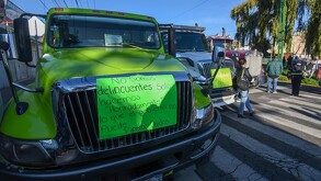 Pipas bloqueando el paso de vehículos en el Estado de México.