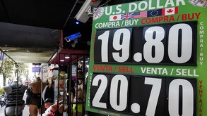 Letrero del precio del dólar en un banco de México.