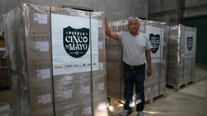 un productor mostrando la marca puebla cinco de mayo