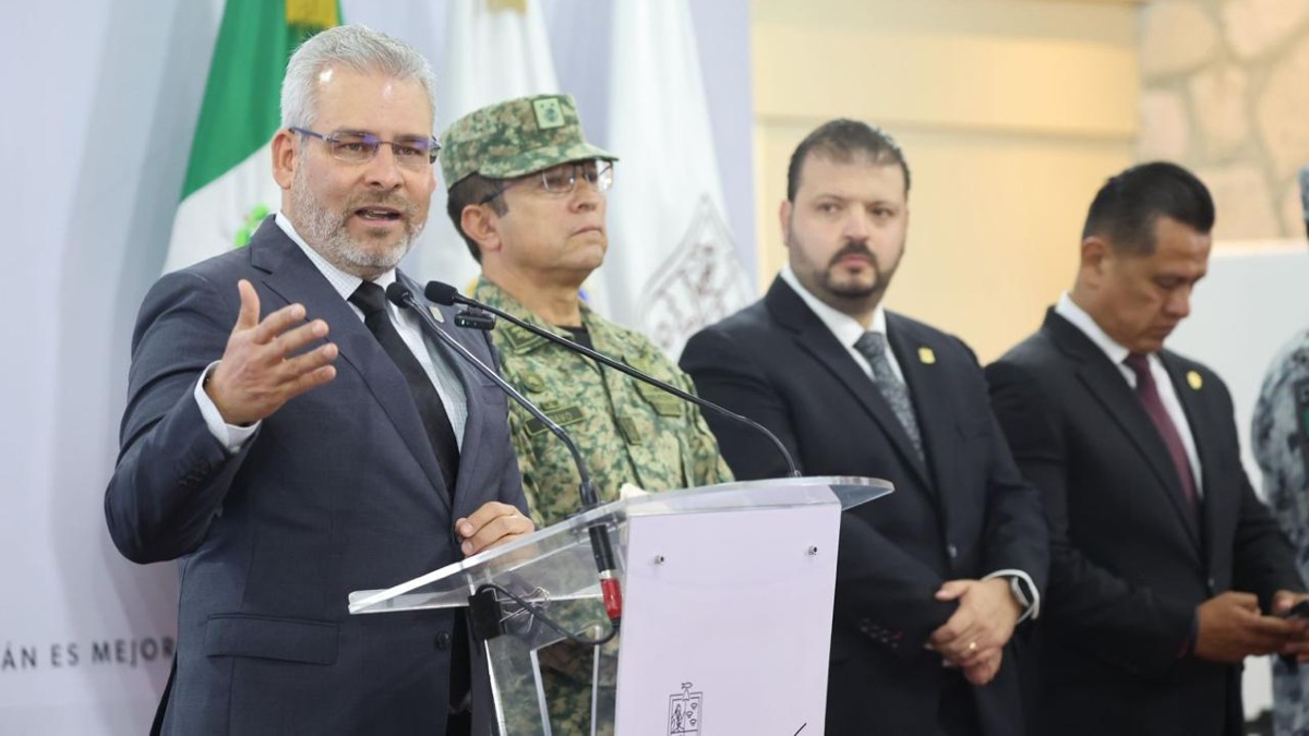 Gobernador de Michoacán, Alfredo Ramírez Bedolla frente a podio y con líderes estatales en materia de seguridad a su izquierda