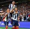 Sergio Canales celebrando el gol en el Clásico Regio con sus compañeros de Rayados.