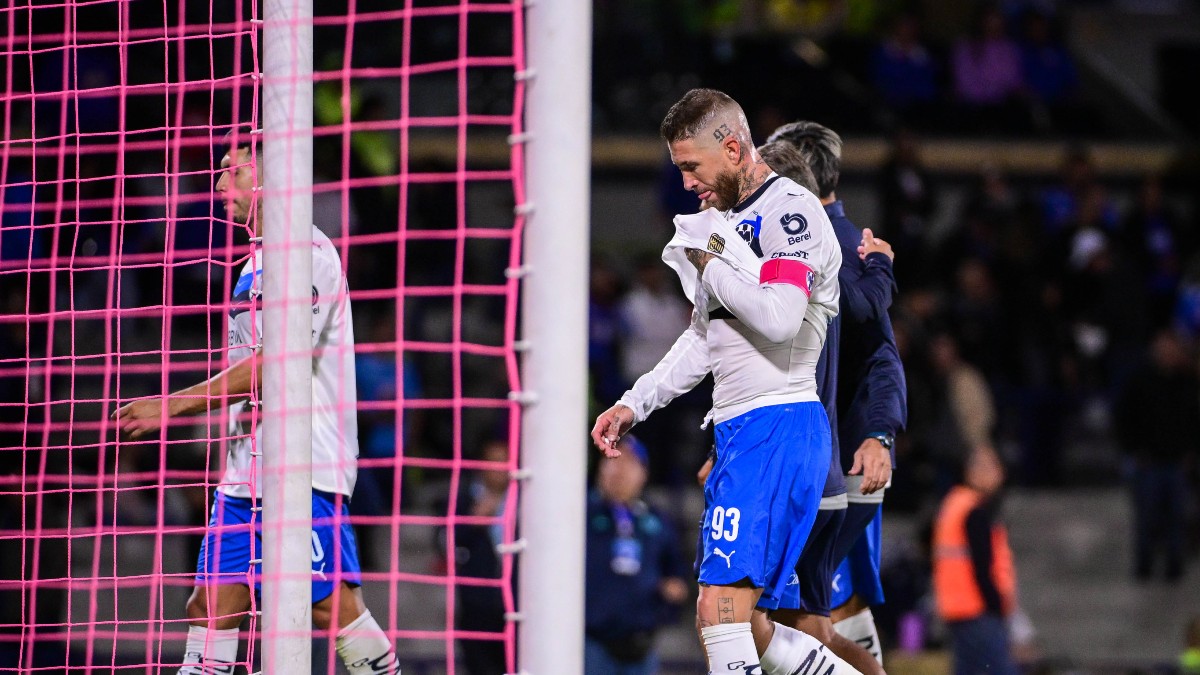 Sergio Ramos saliendo en lamento del partido ante Cruz Azul en el Apertura 2025.