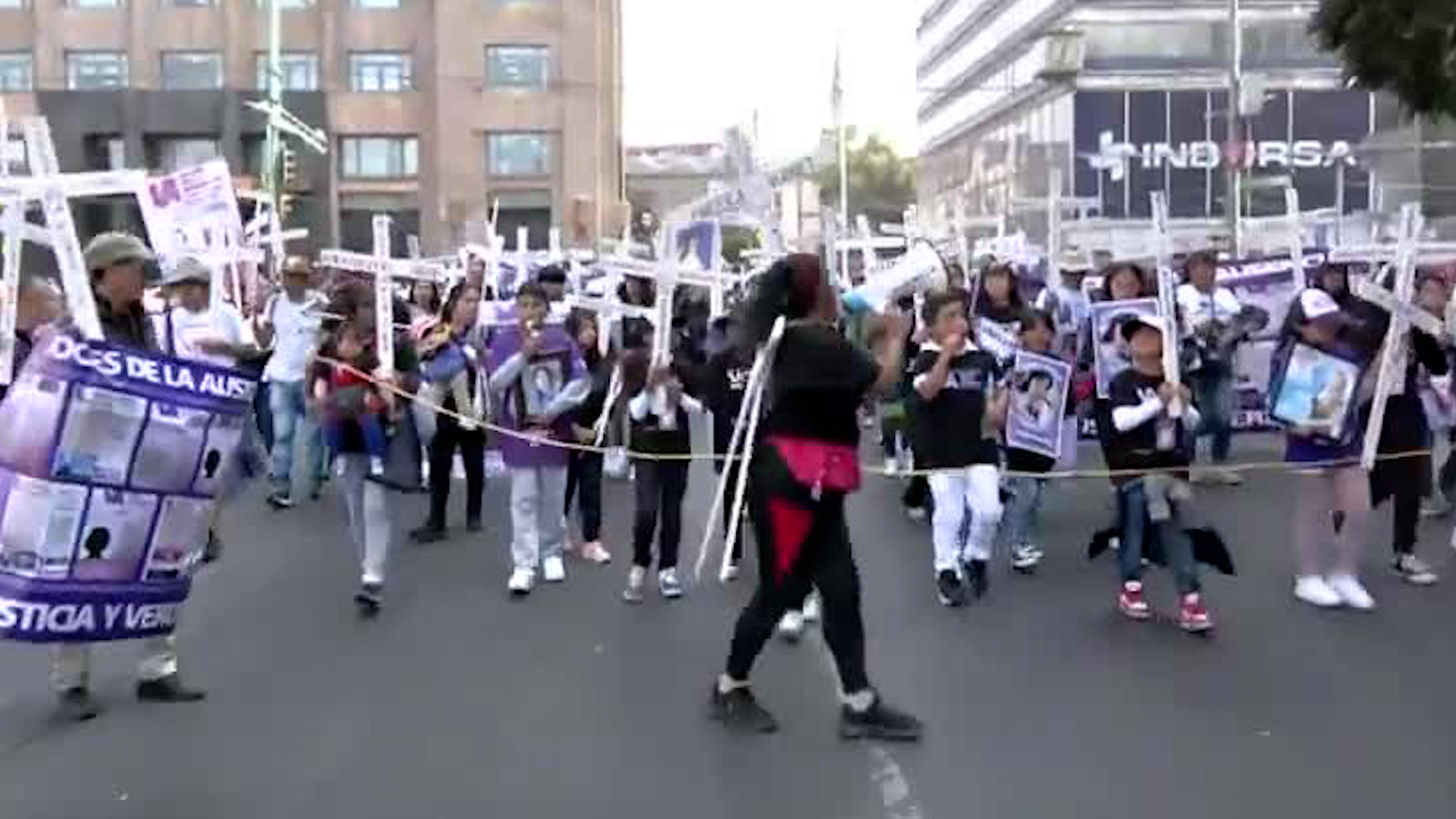 Integrantes del colectivo 'Voces de la ausencia' realizaron una marcha con dirección a la glorieta de Amajac por las víctimas de feminicidios y desapariciones.