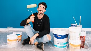 Joven pintando una pared con las pinturas mejor calificadas de la Revista del Consumidor de la Profeco en 2025.