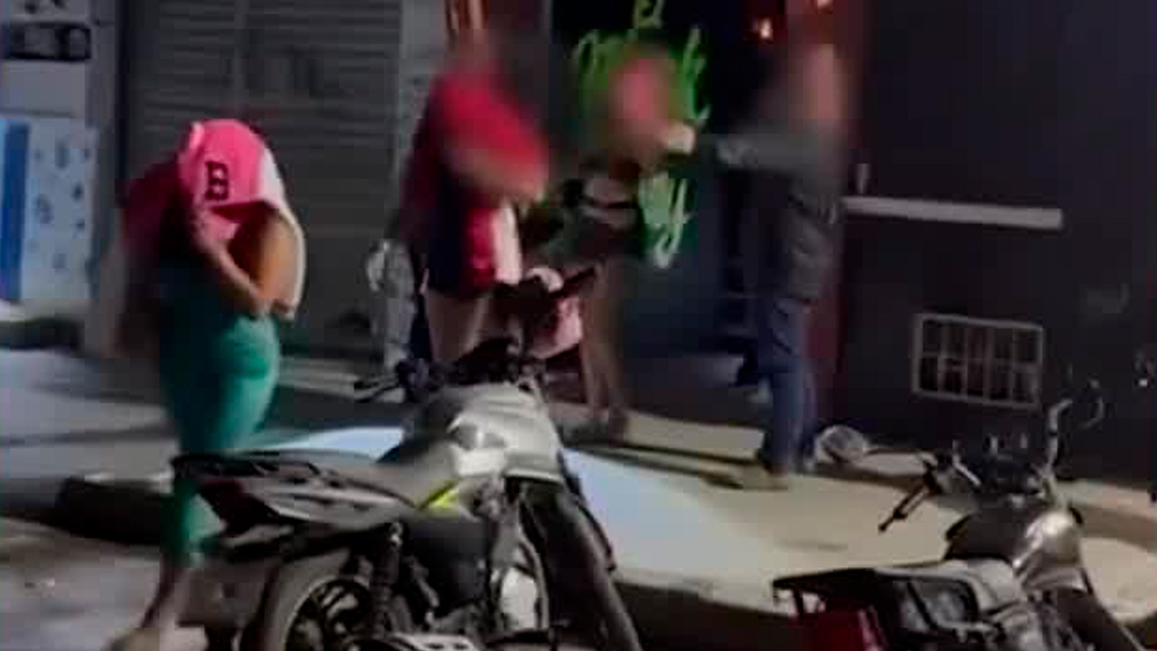 La Fiscalía de Quintana Roo rescató a 14 mujeres víctimas de trata de personas durante un cateo en un bar de la supermanzana 93 de Cancún.