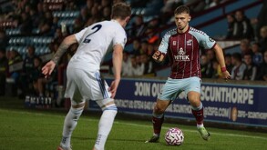 Jonathan Gjoshe disputando un partido en la National League de Inglaterra.