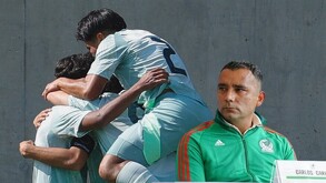 Jugadores de la Selección Mexicana sub-17 celebrando en un partido de preparación y aun lado Carlos Cariño, entrenador.