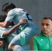 Jugadores de la Selección Mexicana sub-17 celebrando en un partido de preparación y aun lado Carlos Cariño, entrenador.